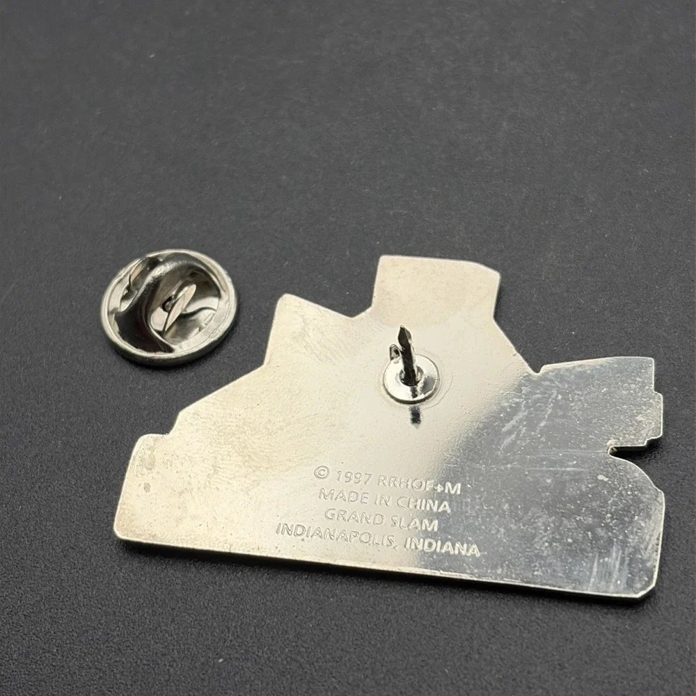 Rock And Roll Hall Of Fame &‎ Museum Cleveland Ohio Lapel Hat Pin
